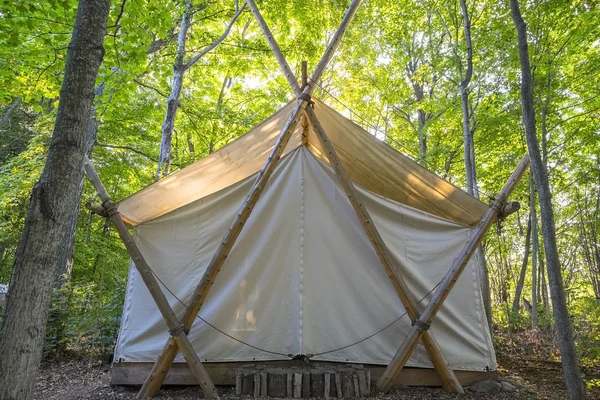 Σκηνή camping στο δάσος — Φωτογραφία Αρχείου