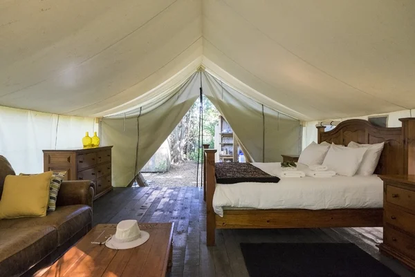 Interior de una gran tienda de lona blanca de lujo en el bosque — Foto de Stock