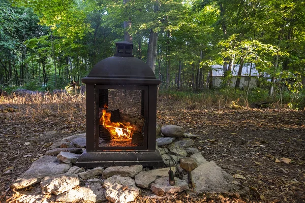 Camp Fire Burning Bright Tidligt om morgenen - Stock-foto