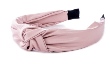 Beyaz üzerine izole edilmiş Pembe Vegan Deri saç bandı.