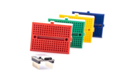 Renkli Küçük Elektronik Ekmek Tahtaları ve Kontrol Çipi Beyaz Arkaplanda İzole Edildi