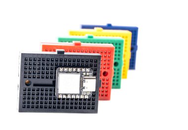 Renkli Küçük Elektronik Ekmek Tahtaları ve Kontrol Çipi Beyaz Arkaplanda İzole Edildi