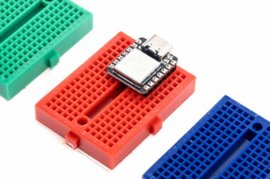 Renkli Küçük Elektronik Ekmek Tahtaları ve Kontrol Çipi Beyaz Arkaplanda İzole Edildi