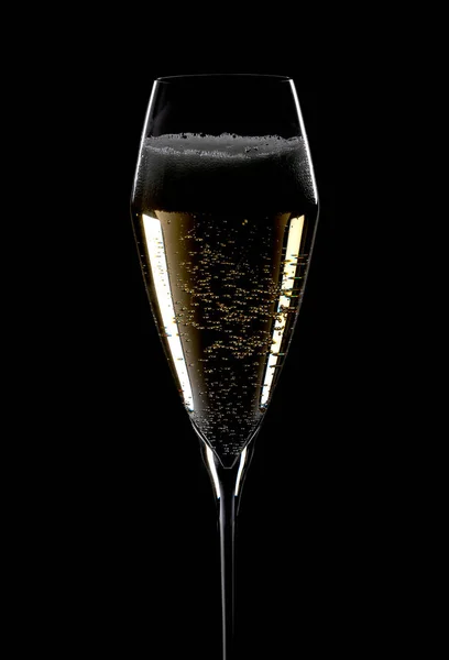 一种精美的水晶香槟长笛 在黑色背景下与闪耀的白葡萄酒相分离 — 图库照片