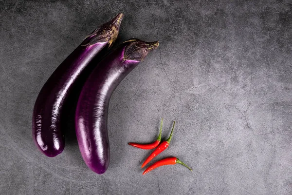 Chinese Eggplants Hot Red Chili Peppers Grey Textured Background — Stock Photo, Image