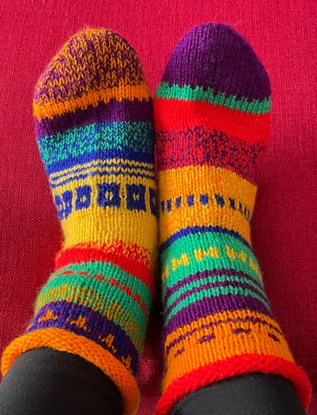 Ein Paar Bunte Handgefertigte Wollsocken Mit Einzigartigen Mustern Oder Designs — Stockfoto