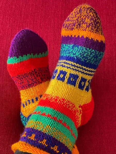 Ein Paar Bunte Handgefertigte Wollsocken Mit Einzigartigen Mustern Oder Designs — Stockfoto