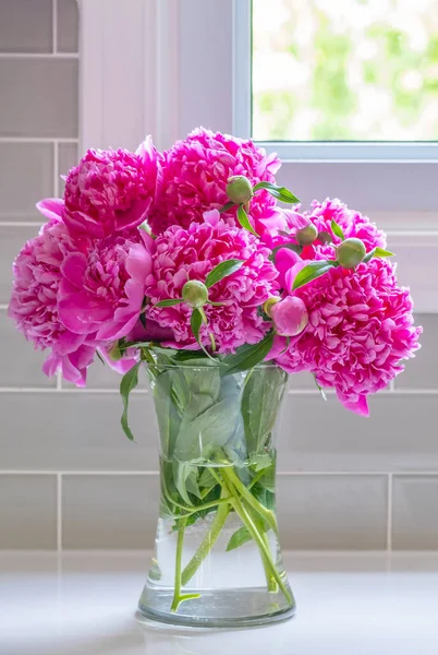 Glass Vase Dark Pink Peonies Modern Kitchen Setting — Stock Photo, Image