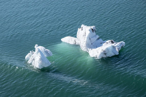 Les icebergs flottent dans l'océan — Photo