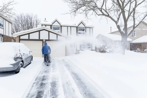 Человек со снегоочистителем — стоковое фото