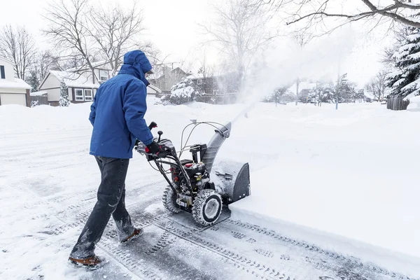 Homem com um ventilador de neve — Fotografia de Stock