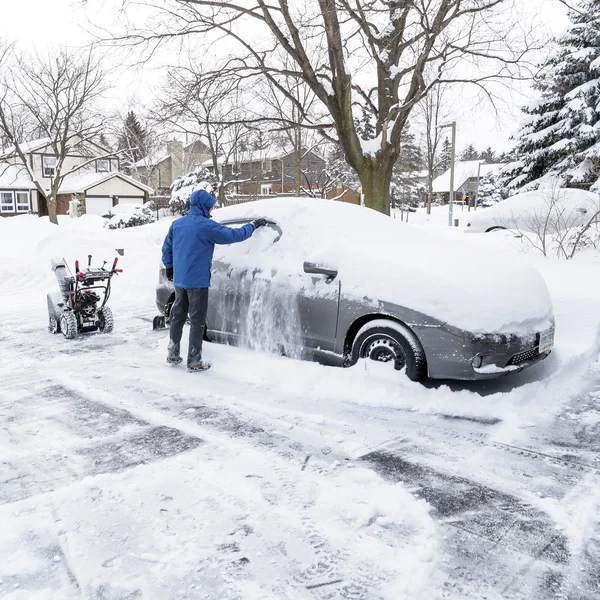 Homem limpando neve de seu carro — Fotografia de Stock