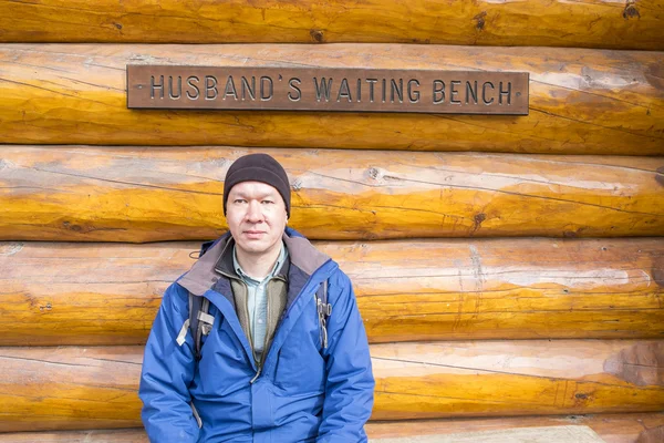 Man Waiting for His Wife on a Bench — Stock Photo, Image