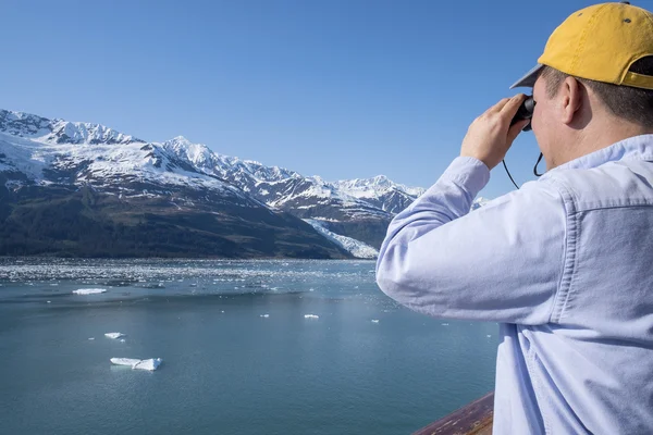 Man Using Binoculars in Alaska — Stock Photo, Image