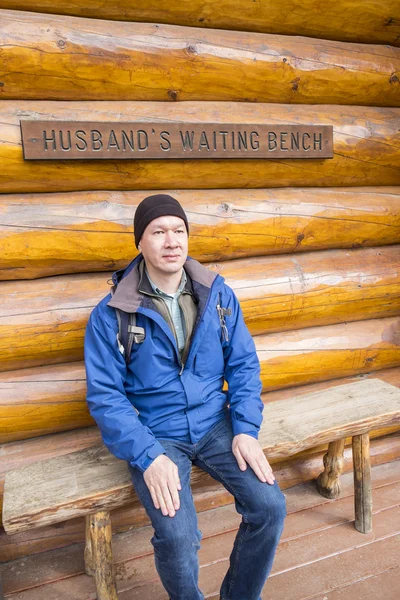 Man Waiting for His Wife on a Bench — Stock Photo, Image