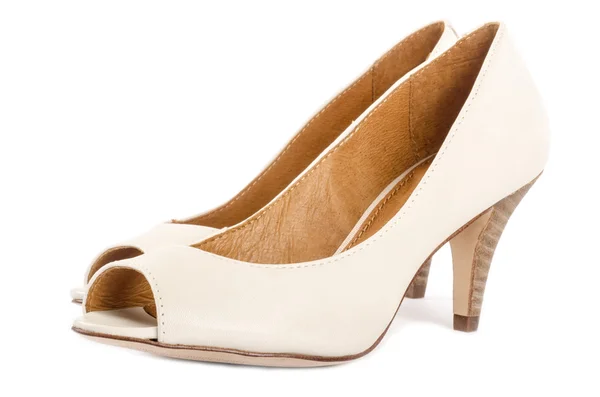 Helle beige offene Zehenpumps isoliert auf weiß — Stockfoto