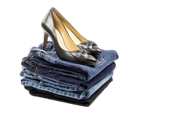 Stapel blaue Jeans und schwarze Lederschuhe — Stockfoto