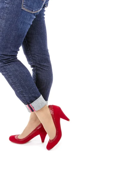 Donna che indossa Capri Jeans e Red Suede Scarpe Tacco Alto Isolate su Bianco — Foto Stock