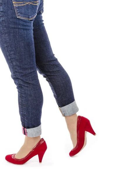 Frau trägt Capri-Jeans und rote Wildlederschuhe isoliert auf weißem Grund — Stockfoto