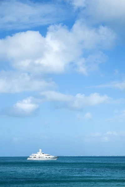 海の上の双胴船 — ストック写真