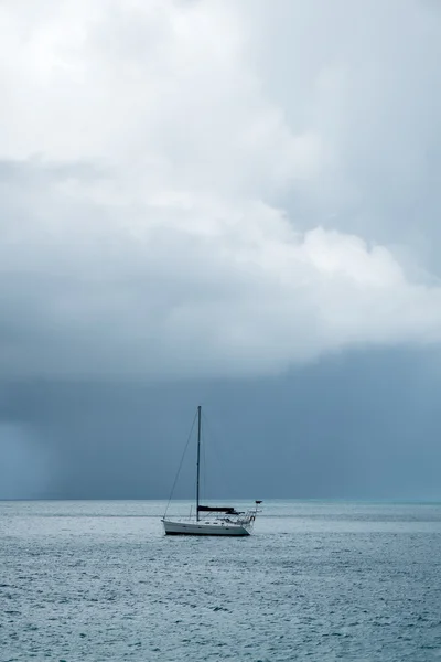 Segelbåt över Karibiska havet i en åska Storm — Stockfoto