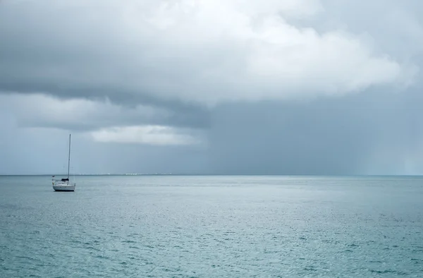 サンダー ストームでカリブの海の上のヨット — ストック写真