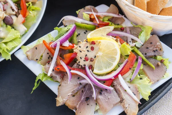 Salada de atum fumado — Fotografia de Stock