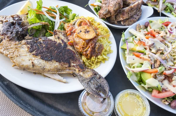 Pescado desencadenante a la parrilla — Foto de Stock