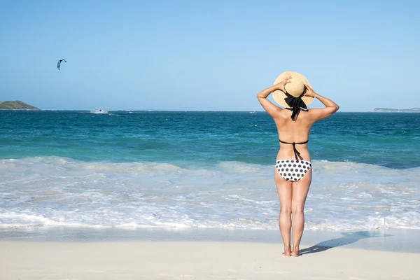 Frau steht an einem Strand — Stockfoto