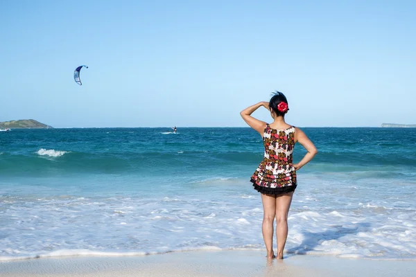 Mujer de pie en la playa — Foto de Stock