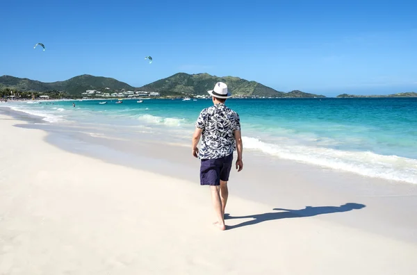 Hombre caminando en una playa caribeña — Foto de Stock