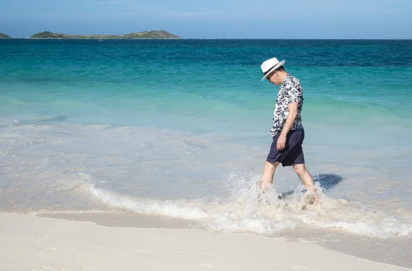 Man går på en karibisk strand — Stockfoto