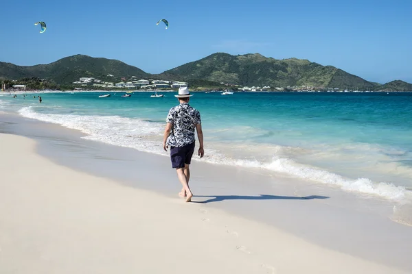 Человек, гуляющий по Карибскому пляжу — стоковое фото