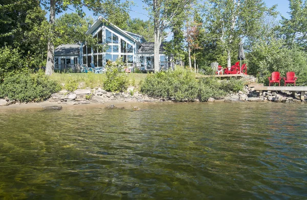 Casa de campo junto al río Imágenes de stock libres de derechos