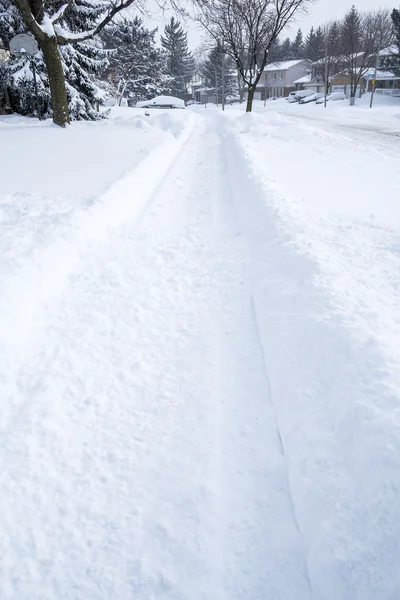 Bairro suburbano depois de uma tempestade de neve — Fotografia de Stock