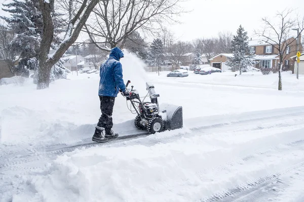 Αφαίρεση χιόνι με Snowblower άνθρωπος — Φωτογραφία Αρχείου