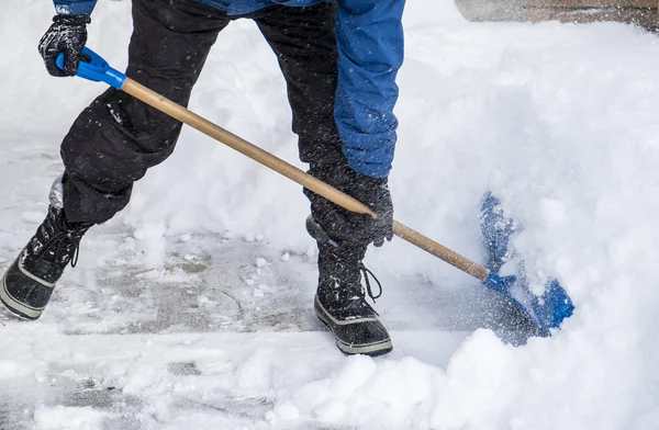 Mann beseitigt Schnee mit Schaufel — Stockfoto
