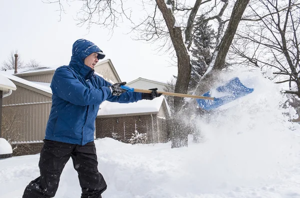 Mann schaufelt Schnee — Stockfoto