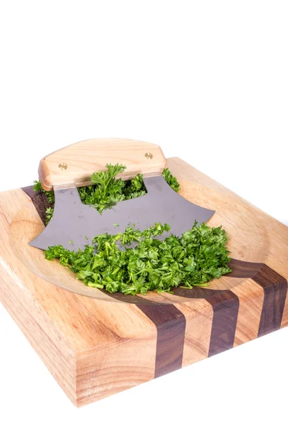 Ulu mes en gehakte peterselie op een houten blok — Stockfoto