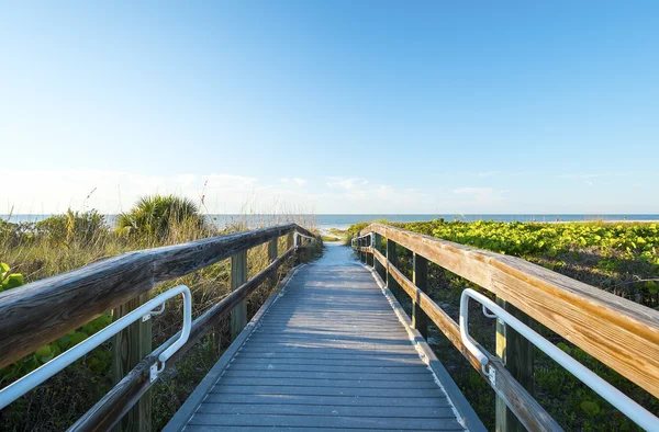 Uferpromenade zum Strand — Stockfoto