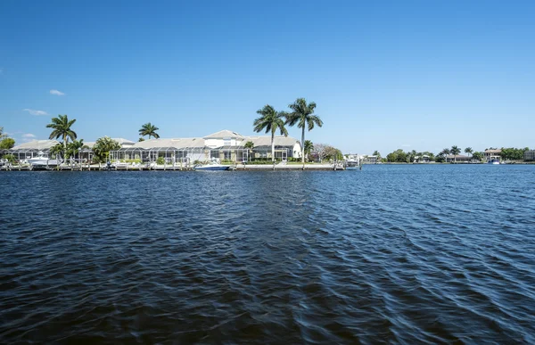 Casas de lujo frente al agua con muelles en Florida —  Fotos de Stock