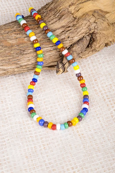 Цветное ожерелье из бусин — стоковое фото
