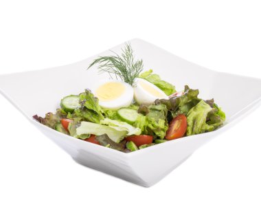 Üzerine haşlanmış yumurta salatası