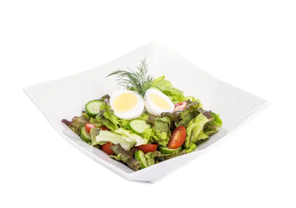 Sallad med hårdkokta ägg på toppen — Stockfoto