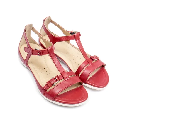 Beyaz izole kadın kırmızı deri sandalet — Stok fotoğraf