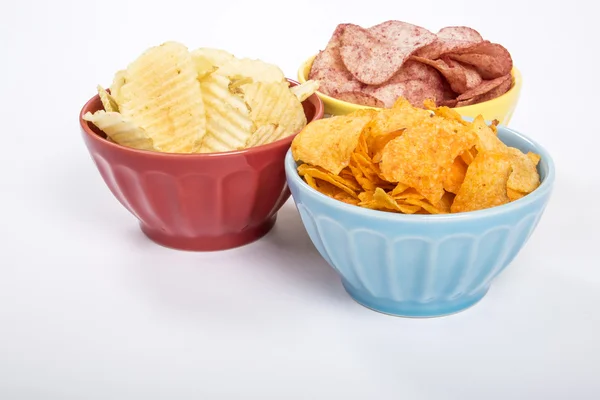 Drei bunte Schalen Kartoffelchips — Stockfoto