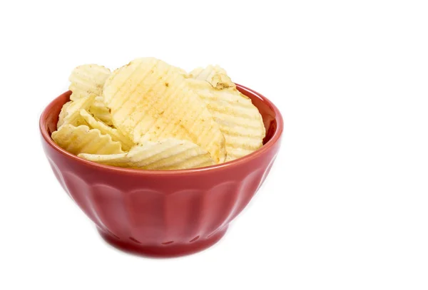 Schüssel mit Rüschenkartoffelchips isoliert auf weiß — Stockfoto