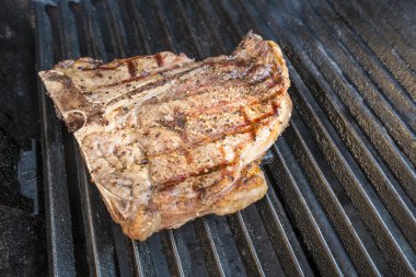 Barbekü T-Bone biftek ızgara