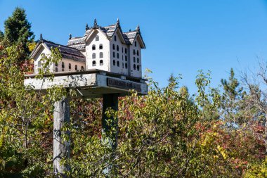 Bir otelden esinlenilmiş çok ayrıntılı bir kuş evinin yakın çekimi.