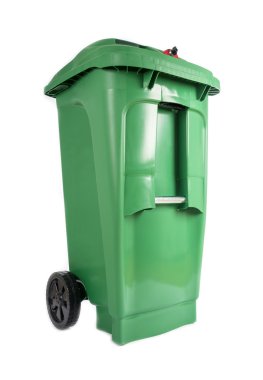 Yeşil kompost ve üzerinde beyaz izole yeniden işleyip kullanı teneke